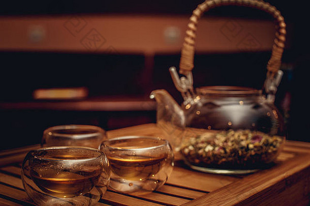 玻璃中国人茶壶草本植物