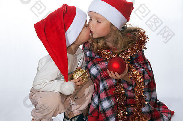 小接吻男孩女孩圣诞节光背景孤立的