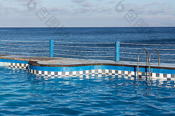 葡萄牙马德拉岛海岸的游泳池