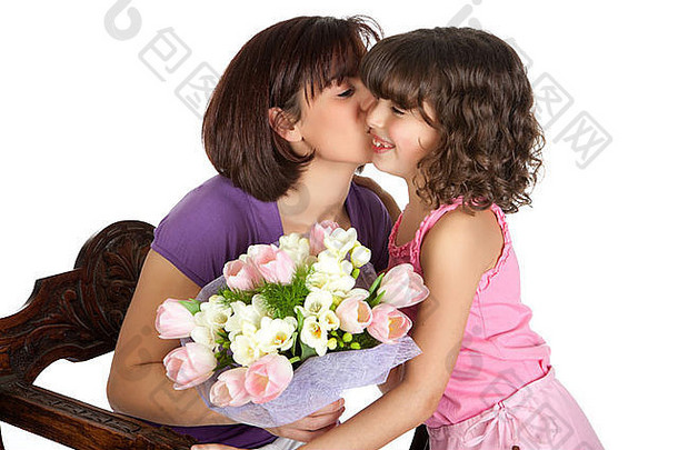 快乐妈妈。接吻女儿母亲的一天