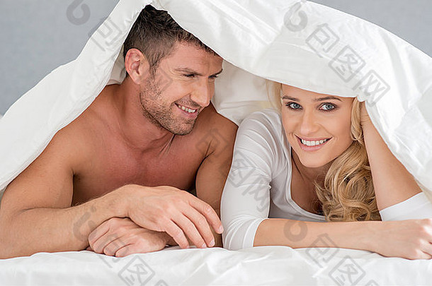 中年情侣在床上的特写镜头