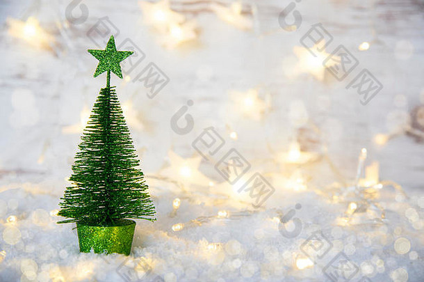 绿色圣诞树，星星，雪，童话灯