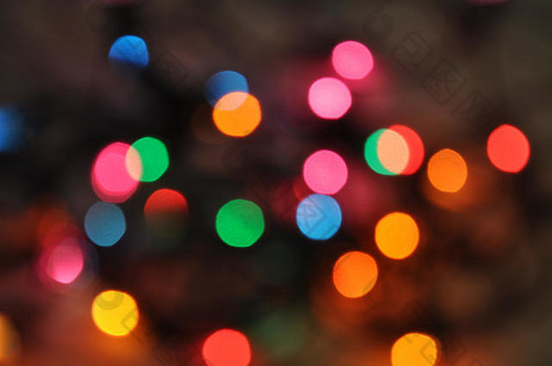 圣诞背景。由相机和镜头中的波基创造的发<strong>光</strong>和节日色彩的<strong>光</strong>圈。圣诞仙女灯散焦，给人一种模糊的感觉