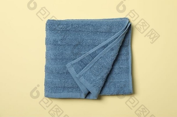 米色背景蓝色毛巾，俯视图和特写