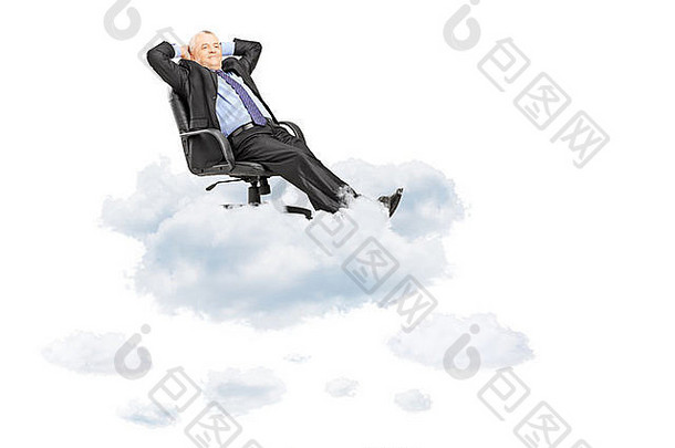成熟的商人休息扶手椅浮动云