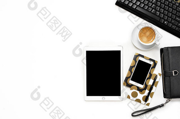 平躺照片<strong>办公室</strong>白色桌子上平板电脑键盘黄金笔记本复制空间背景