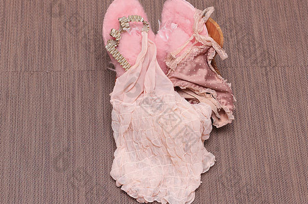 时尚女孩丝绸内衣粉红色的拖鞋