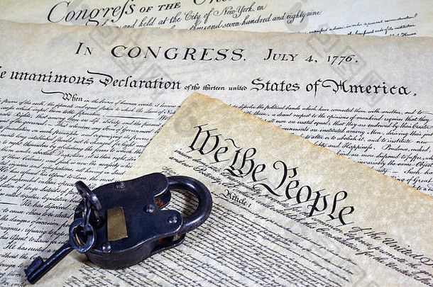 美国宪法，独立宣言，权利法案，带锁的古董挂锁和浅景深钥匙