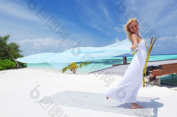女人白色织物手海滩