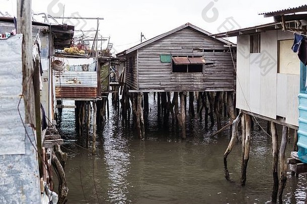 巴布亚新几内亚首都莫尔斯比港海岸上一个漂浮的、无人认得的木制村庄