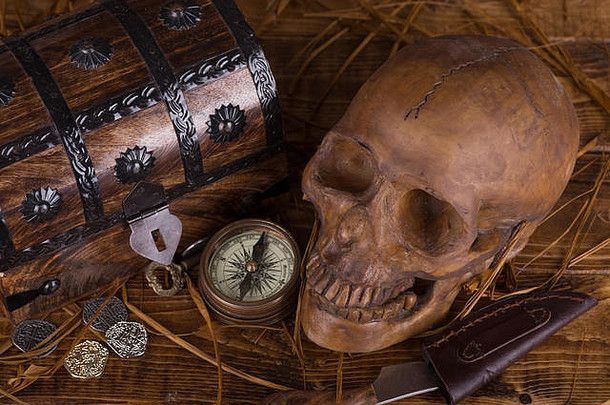 带宝箱、指南针、刀和的人类头骨