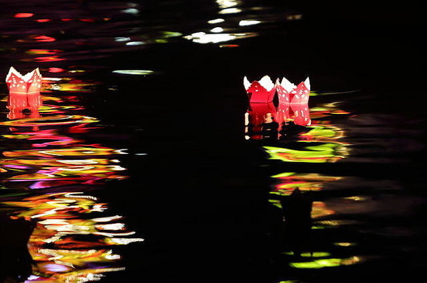 灯笼浮动河嗨越南完整的月亮节日