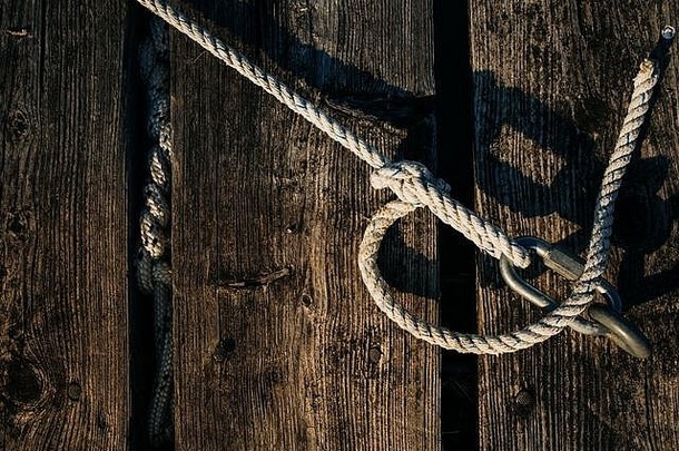 用固定结和金属钩绑的绳子