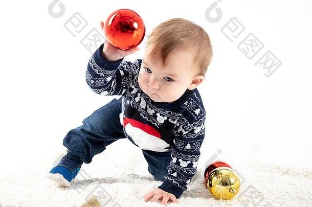 Stock studio照片，白色背景，婴儿玩圣诞球。肖像与家庭