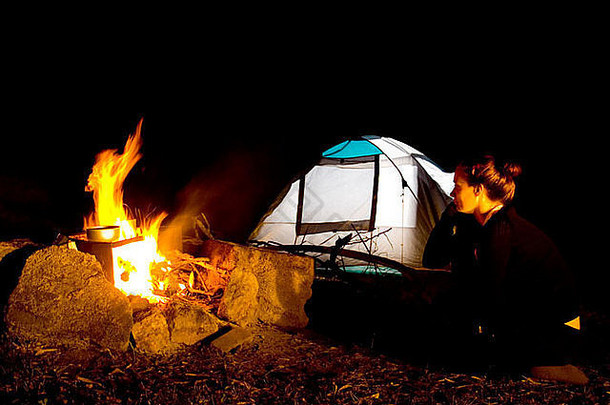露营地上的帐篷。