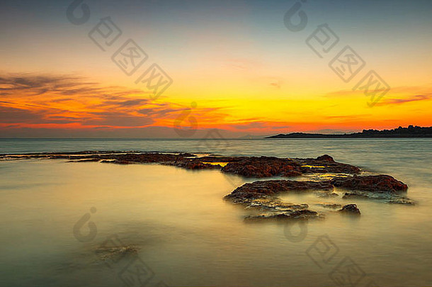 <strong>希腊</strong>海滩上的橙色夕阳映衬着五颜六色的天空