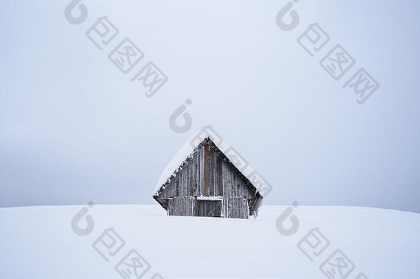 令人难以置信的木房子雪屋顶冬天卡的地方文本