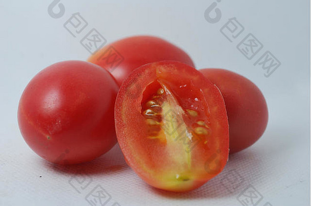 新鲜的红色的西红柿白色背景