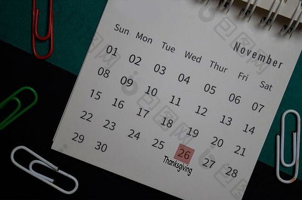 俯视11月月历和第26个感恩节，单独放在办公桌上