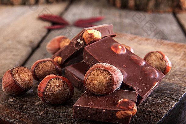 堆栈巧克力榛子木表格温暖的风格