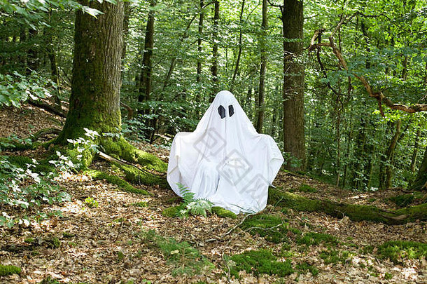 森林中的白鬼