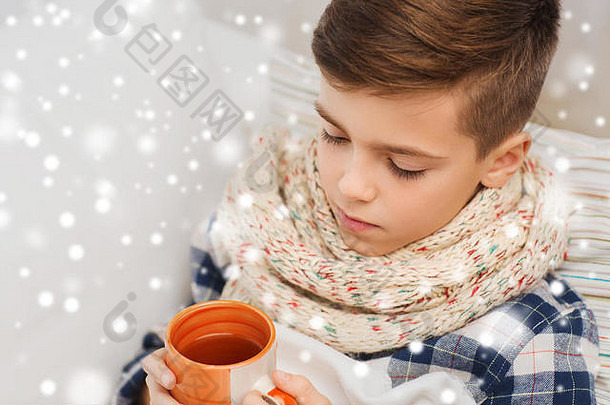流感男孩在家喝茶的特写镜头