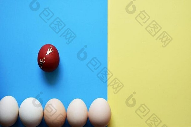 白色复活节鸡蛋蓝色的黄色的背景红色的蛋
