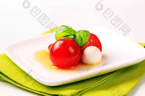 婴儿马苏里拉奶酪球、西红柿和罗勒
