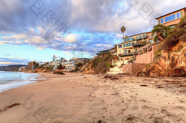 美国加利福尼亚州拉古纳海滩珍珠街海滩岩石上的日落