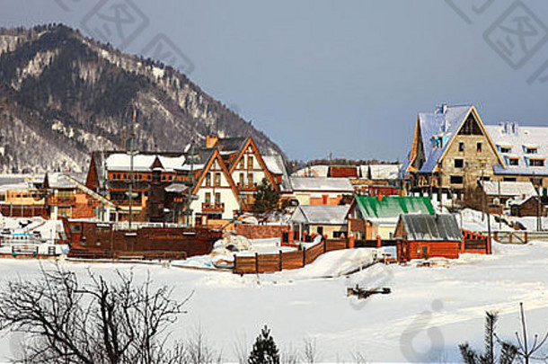 一组房子。俄罗斯贝加尔湖Listvianka定居点。