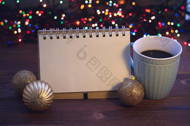 圣诞静物画，咖啡，玩具和笔记本