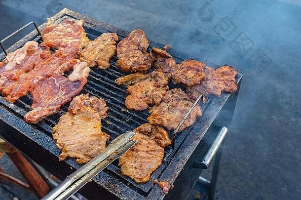 烧烤腌制猪肉切烟雾缭绕的木炭锅