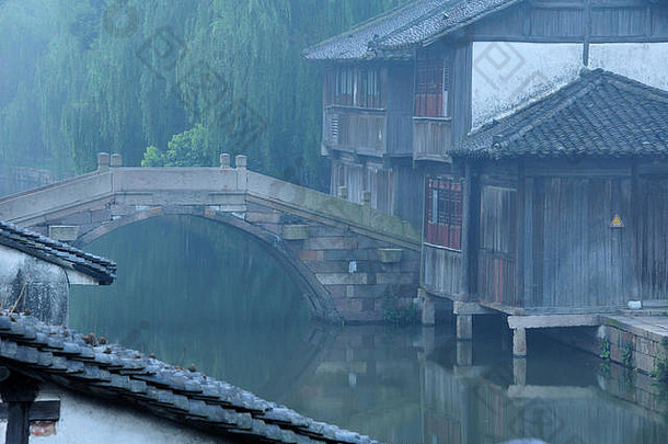浙江省桐乡市东部乌镇风景区内的一座横跨水渠的石桥