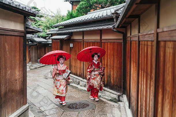 日本京都，美子艺妓走在区域街上