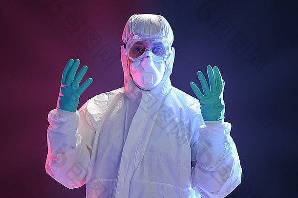 科学家穿着全防护的危险品防护服，背景是引人注目的灯光