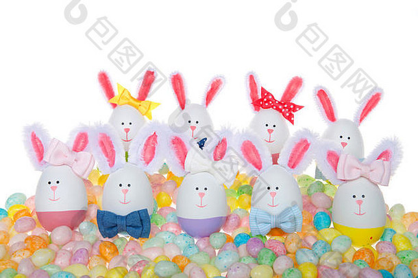 行复活节鸡蛋精心制作小兔子男孩女孩穿弓关系弓耳朵坐着柔和的彩色的斑点果冻豆子孤立的