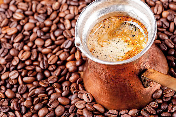 咖啡豆、古铜咖啡壶特写、cezve或ibrik
