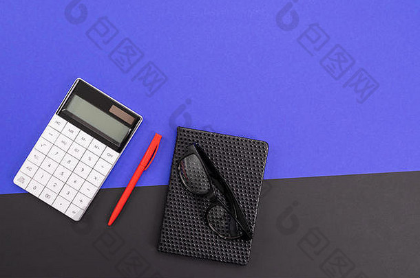 现代工作场所笔记本笔计算器孤立的蓝色的黑色的背景