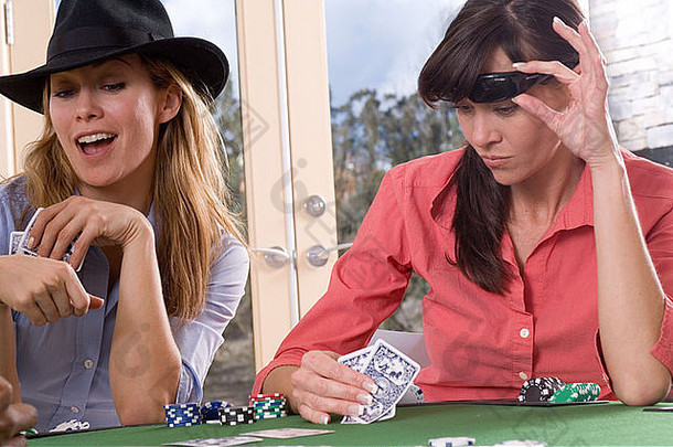 两个女人在<strong>打扑克</strong>