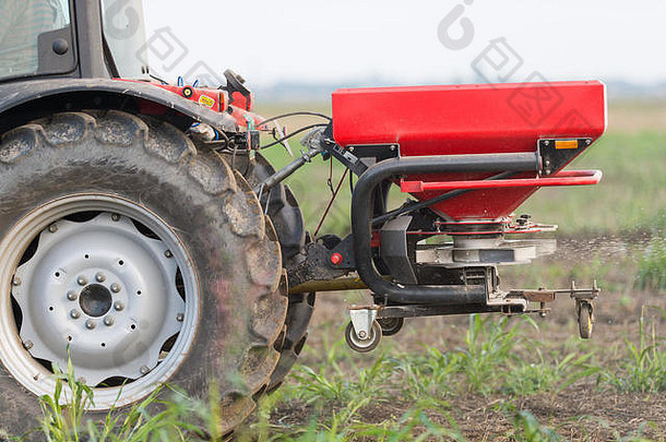 田间拖拉机和肥料撒布机