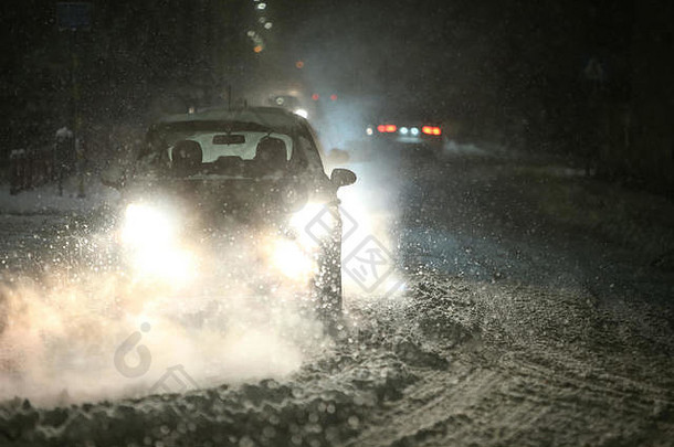 汽车开车路加剧交通由于强大的降雪