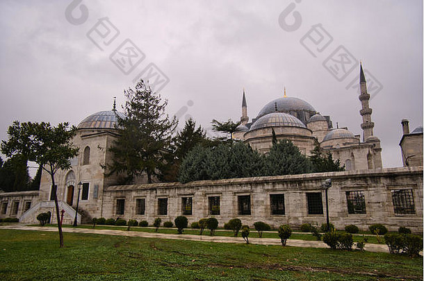 伊斯坦布尔苏莱曼尼耶清真寺周围有几扇窗户的墙
