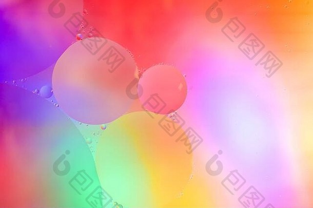 俯视图：油泡在液体中的运动。油面多色背景。奇妙的彩色泡泡结构。丰富多彩的艺术形象