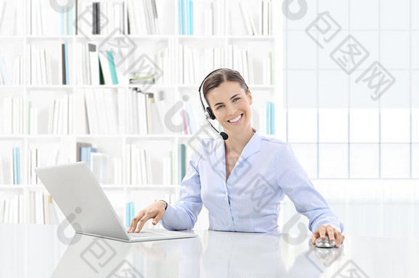 商务微笑的女士或带着电脑和耳机在办公桌旁工作的职员，请联系我们并提供支持