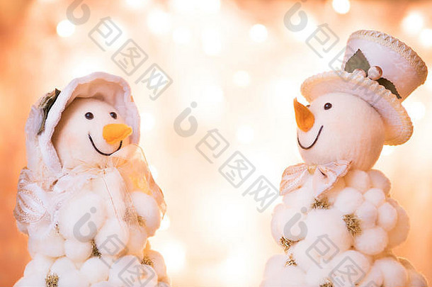 快乐微笑的雪人夫妇。雪人。博克背景。圣诞装饰节日卡
