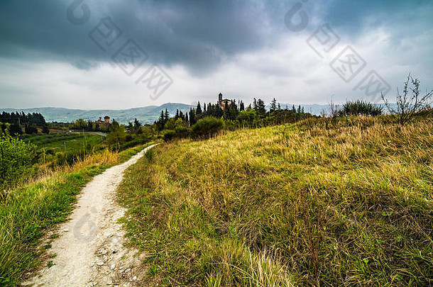 意大利Emilia Romagna绿色丘陵上的古村落