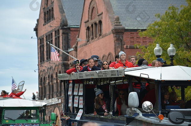 红袜队2018年世界大赛冠军鸭子船游行在美国马萨诸塞州波士顿后海湾/芬威社区举行