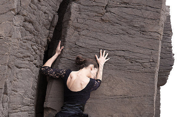 弗拉梅科舞者在玄武岩峡谷中，岩石纹理清晰