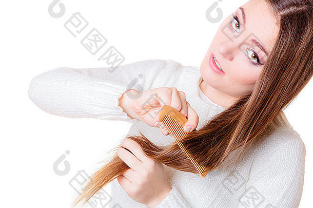 健康美概念年轻的女人长头发木梳子孤立的