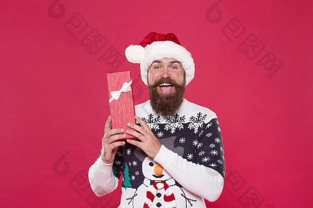 圣诞礼物概念。男人庆祝寒假。时髦的冬季毛衣。冬季假期。盒子在他手里。圣诞老人给了我礼物。快乐<strong>购</strong>物。我最喜欢的传统。新年快乐。